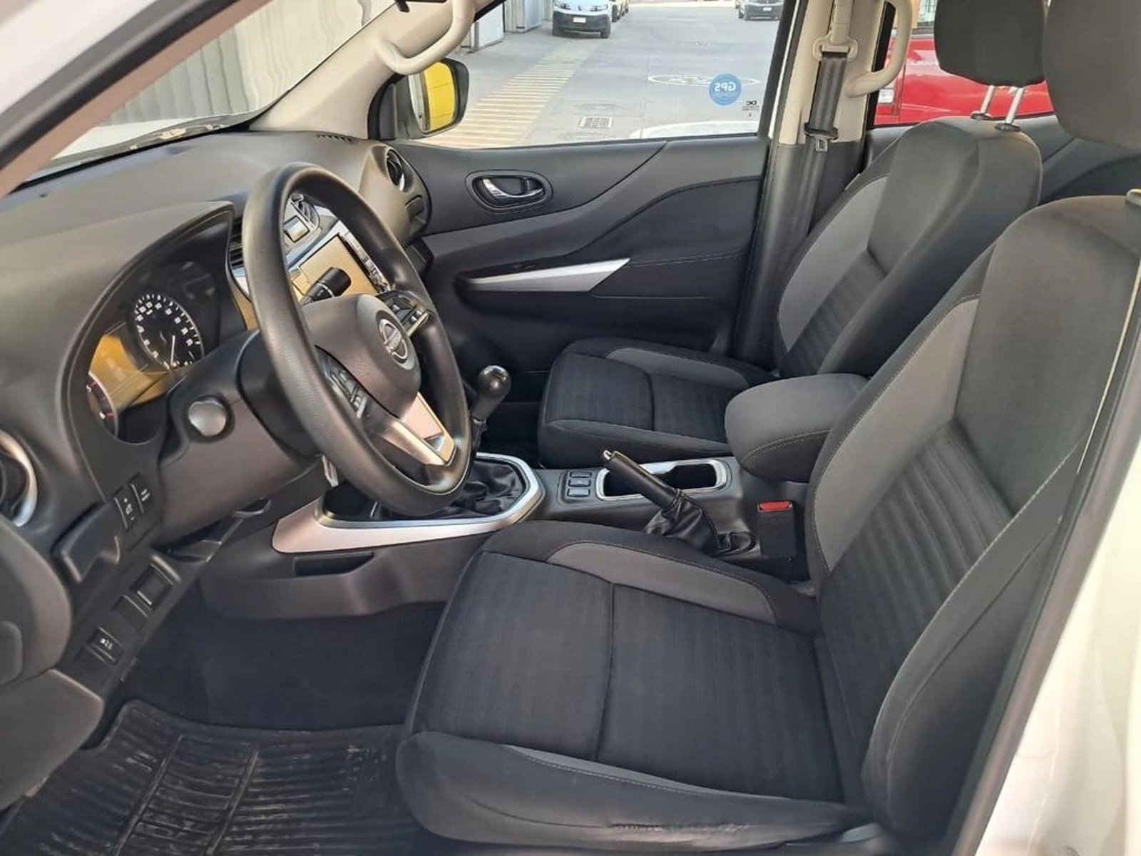 NISSAN NAVARA XE 2.3 4X2 MT DIESEL 2024 - Imagen 11 de 20