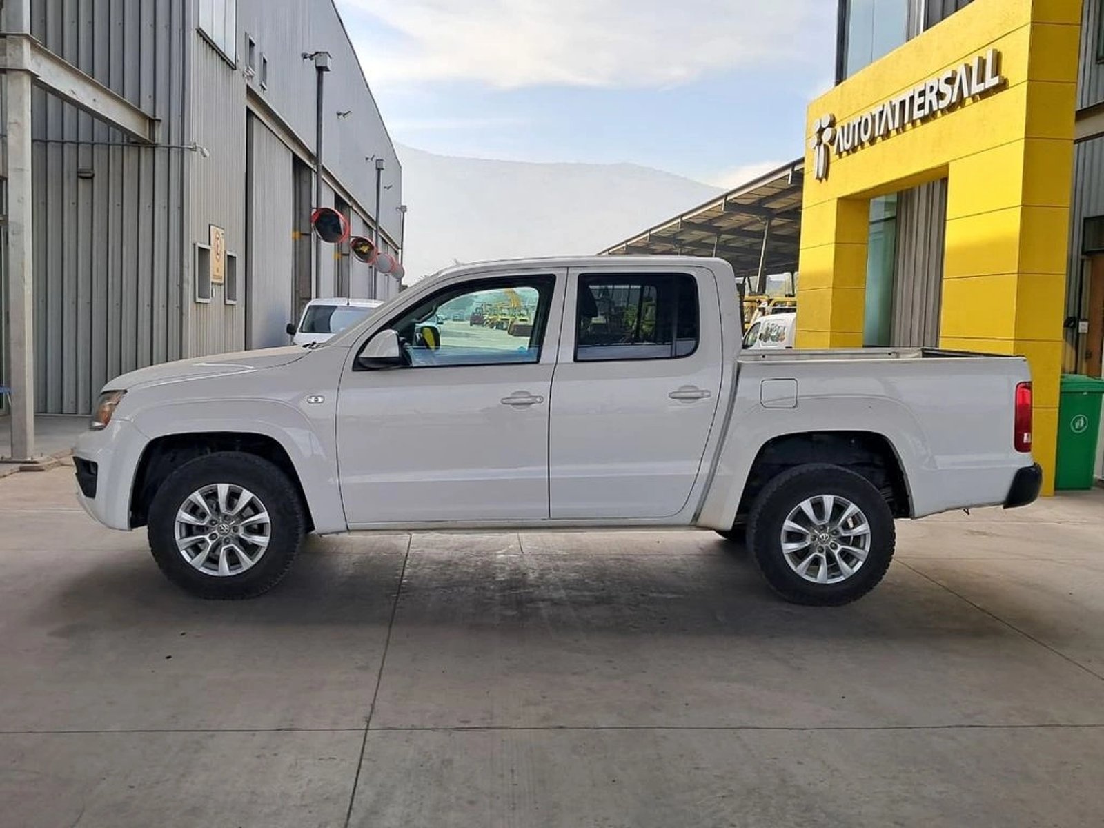 VOLKSWAGEN AMAROK TRENDLINE 2.0 4X4 MT 2023 - Imagen 9 de 19