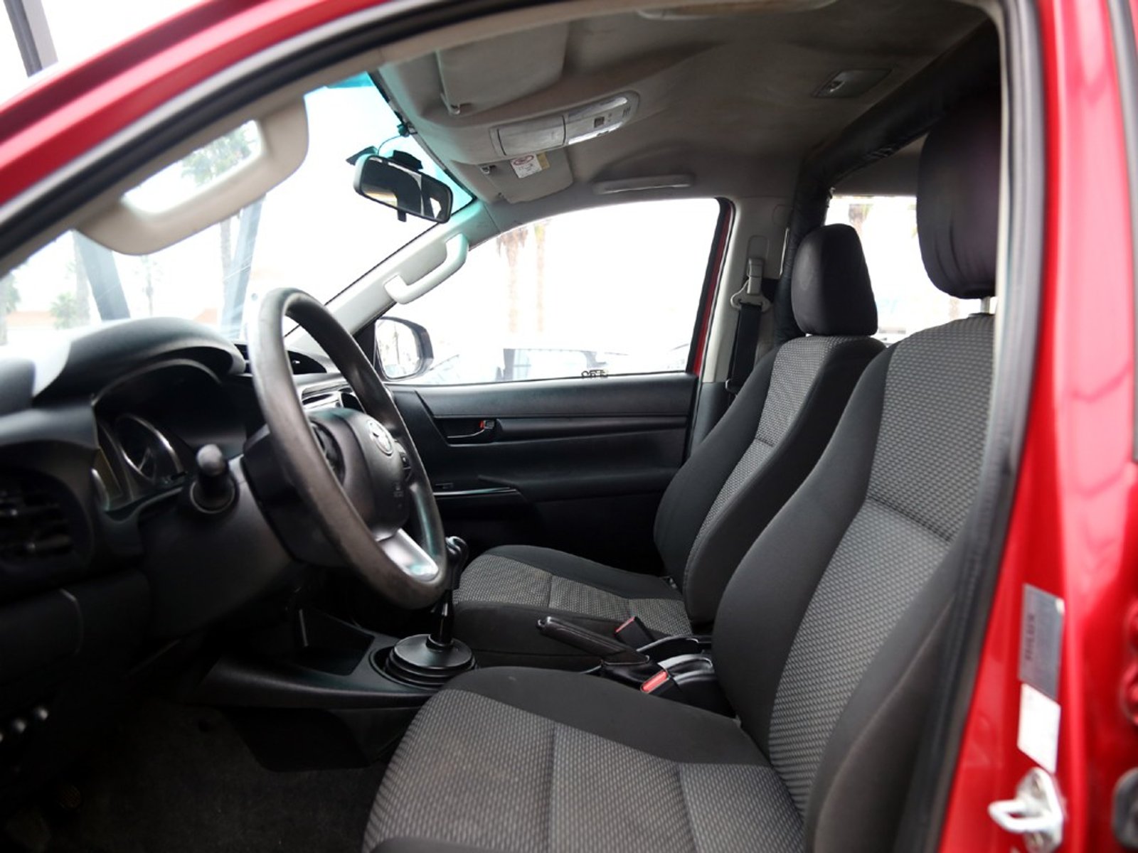 TOYOTA HILUX 2.4 DX 4x2 MT 2023 - Imagen 12 de 20