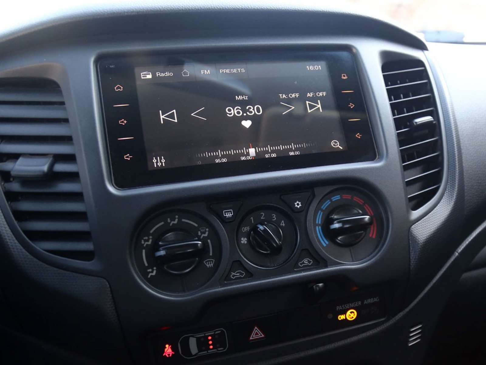 Mitsubishi L200 2.2 KATANA CRT MT 4X4 DIESEL 2024 - Imagen 14 de 20