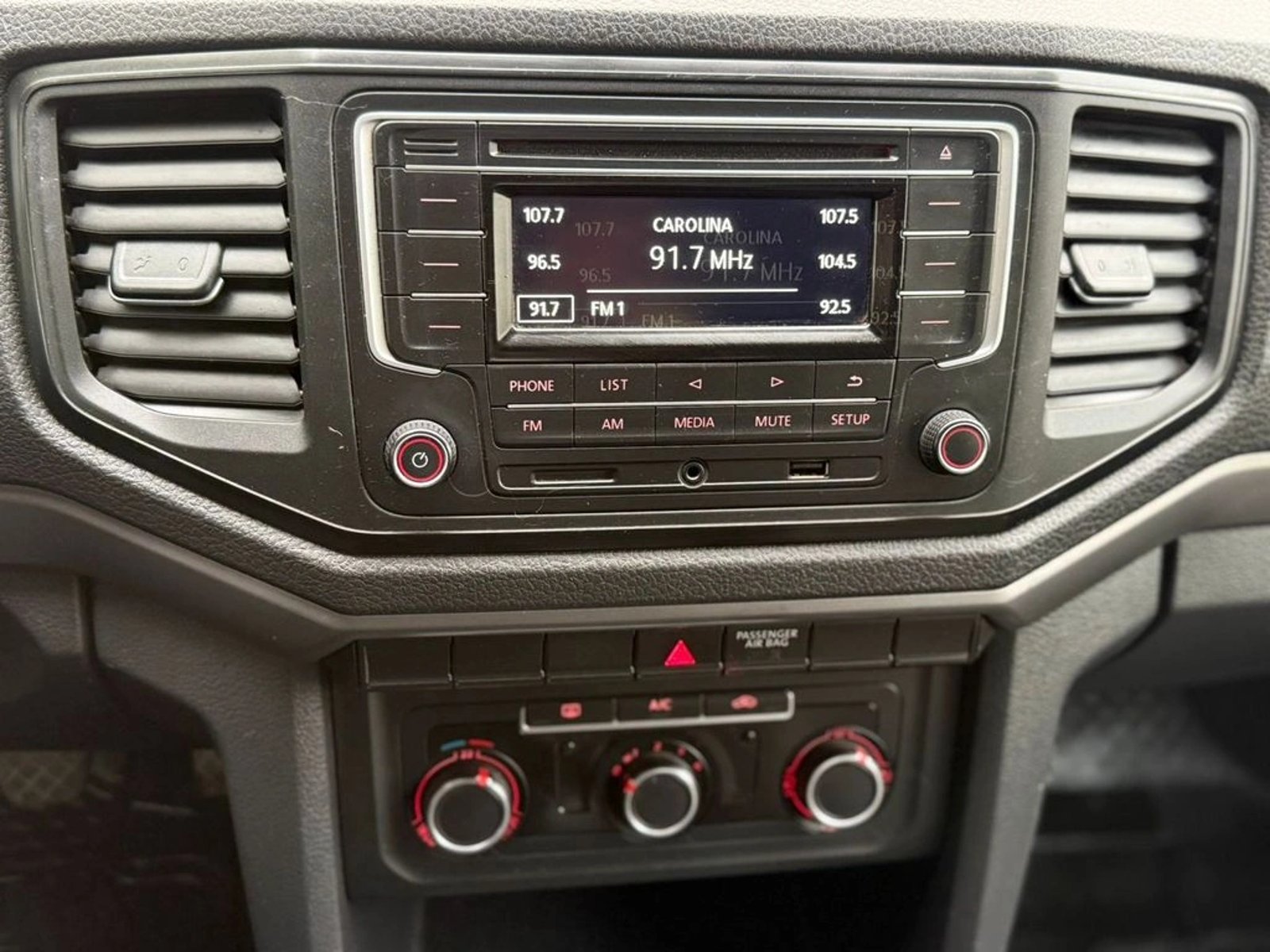 VOLKSWAGEN AMAROK 2.0 TRENDLINE 4X2 MT 2023 - Imagen 14 de 18