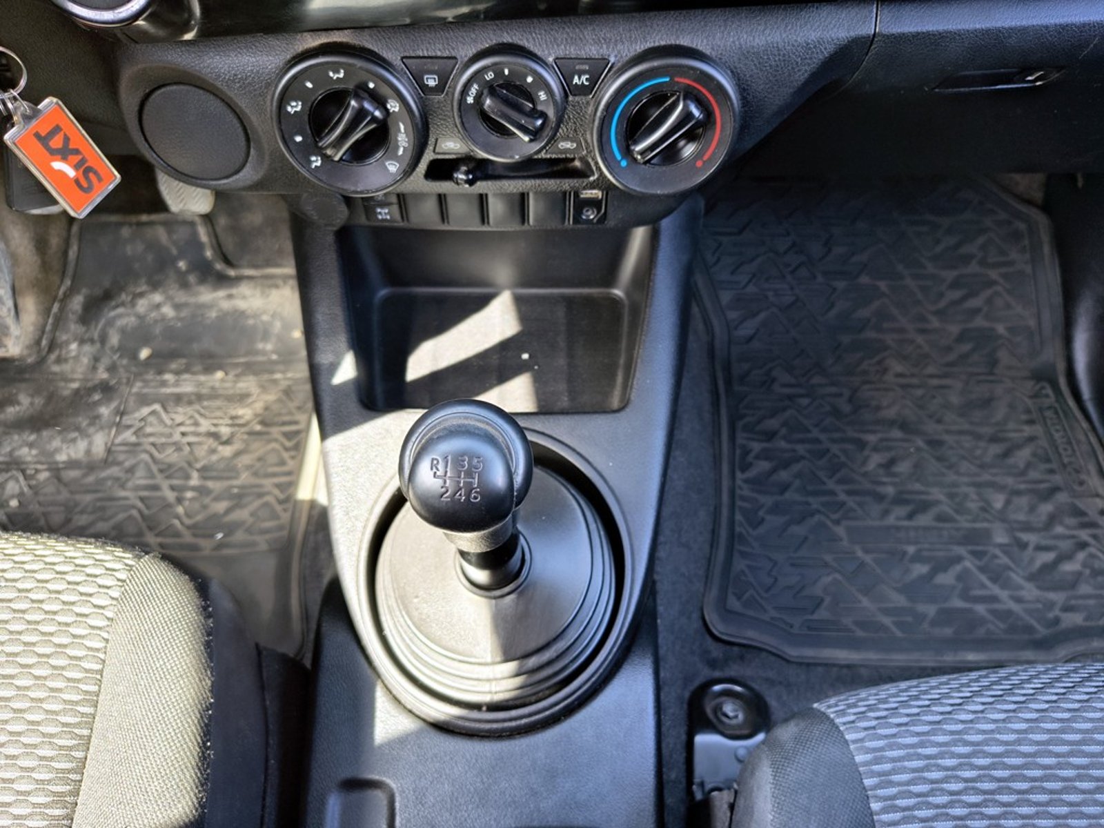 TOYOTA HILUX 2.4 DX 4X2 DIESEL MT 2023 - Imagen 17 de 19