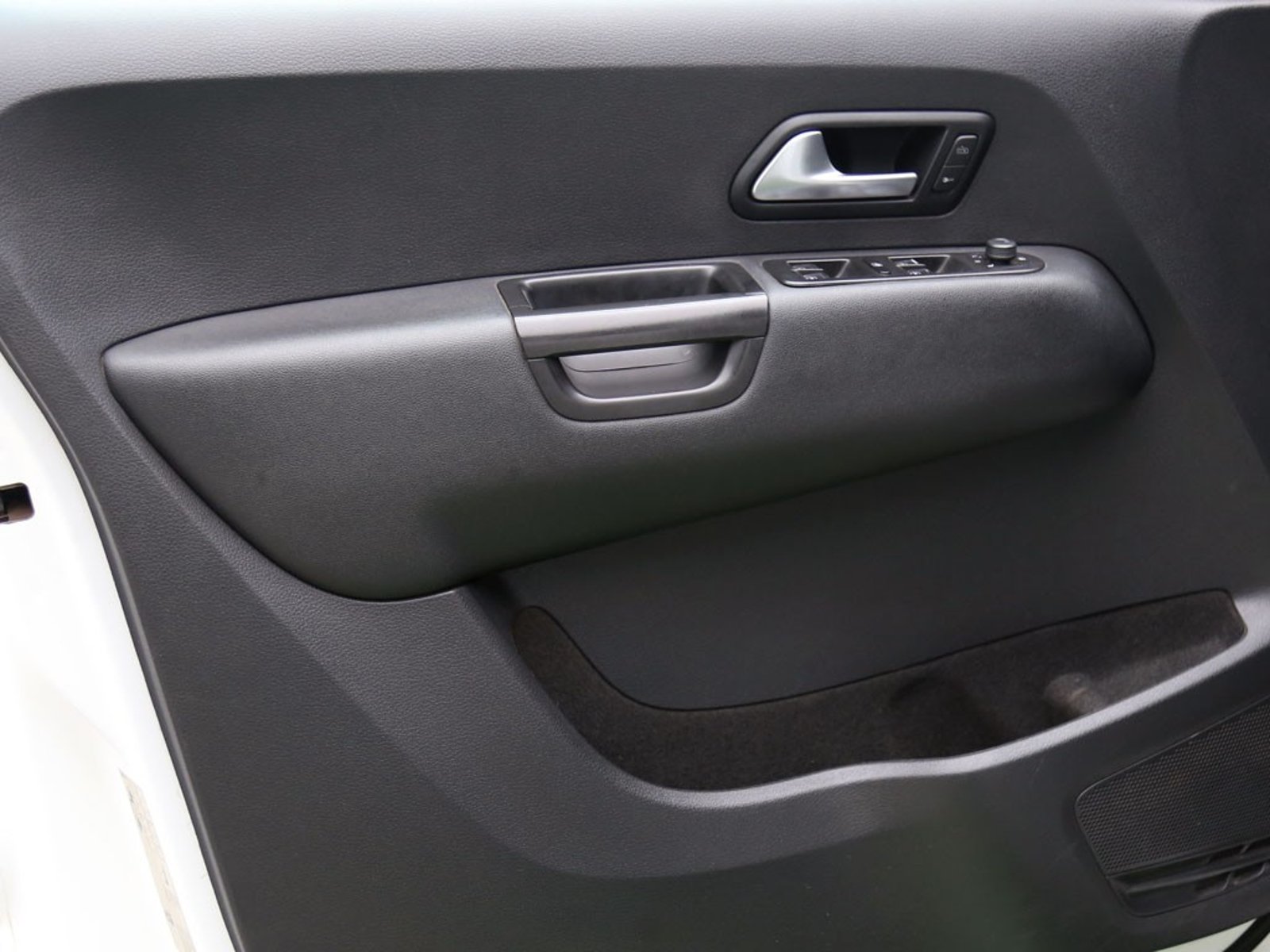 Volkswagen AMAROK TRENDLINE 2.0 DIESEL 4X2 T/M 2023 - Imagen 10 de 20