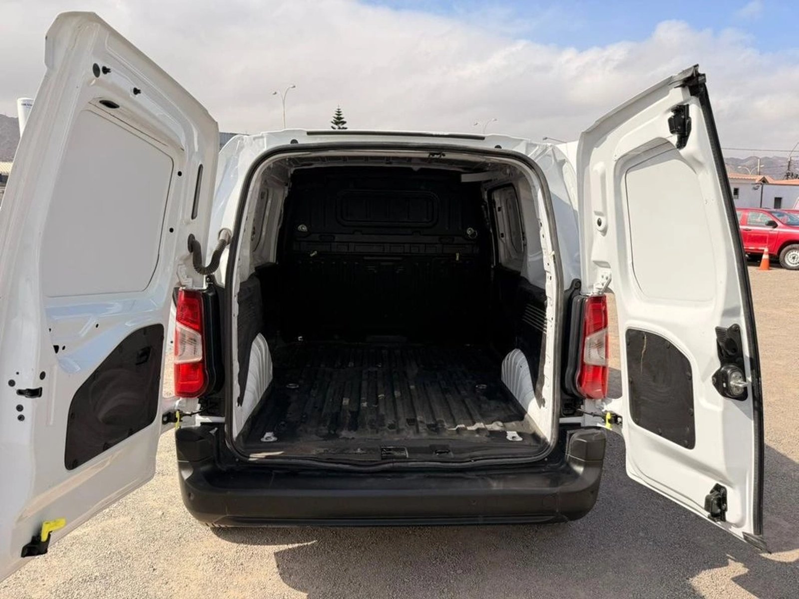 PEUGEOT PARTNER L1 1.5 Diesel 4X2 T/M 2024 - Imagen 13 de 17