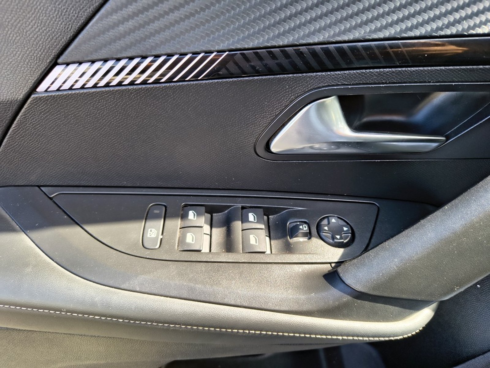 PEUGEOT 2008 1.5 Diesel 4x2 T/A Allure 2025 - Imagen 9 de 20
