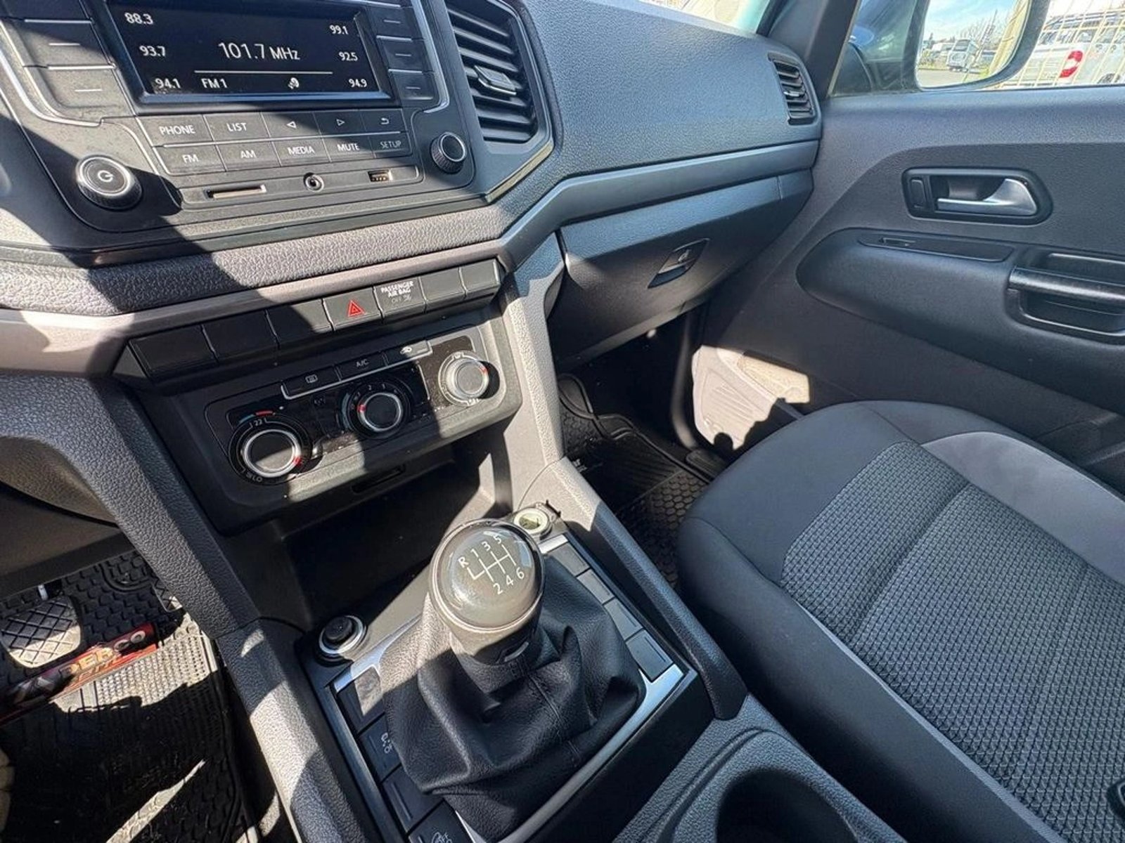 VOLKSWAGEN AMAROK TRENDLINE 4X2 MT 2023 - Imagen 10 de 13
