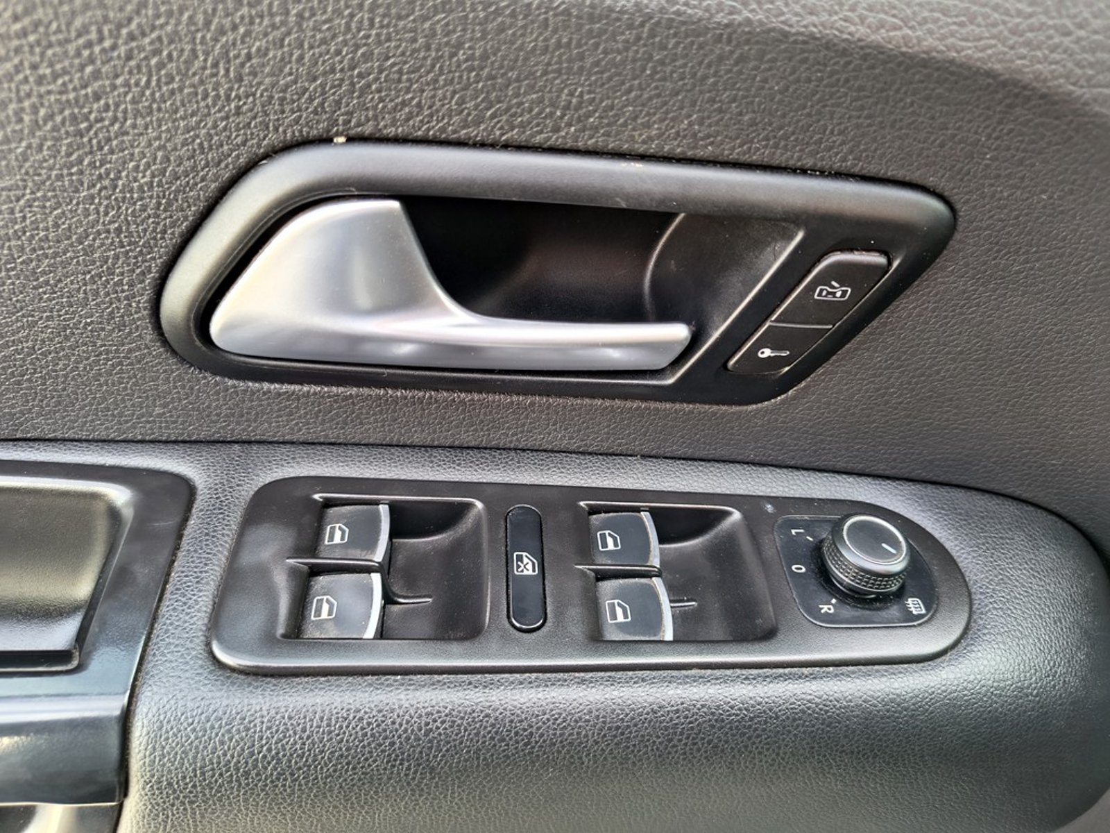 VOLKSWAGEN AMAROK 2.0 Highline AT 4X4 2023 - Imagen 8 de 20