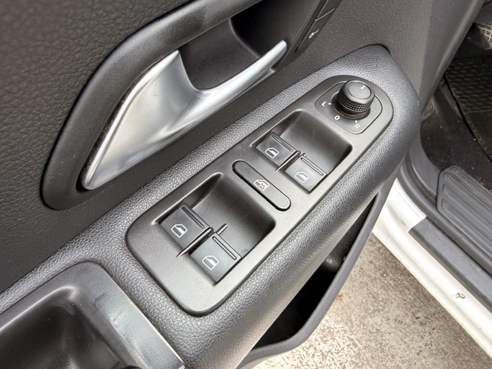 Volkswagen AMAROK 2.0 TRENDLINE 4X4 MT 2023 - Imagen 10 de 20