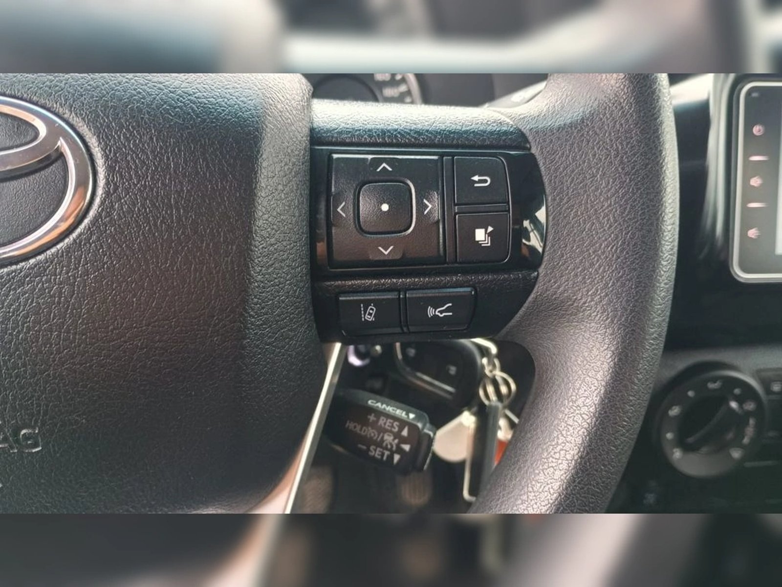TOYOTA HILUX 2.4 DX DIESEL 4X2 DOB. CAB. MT 4P 2024 - Imagen 13 de 13