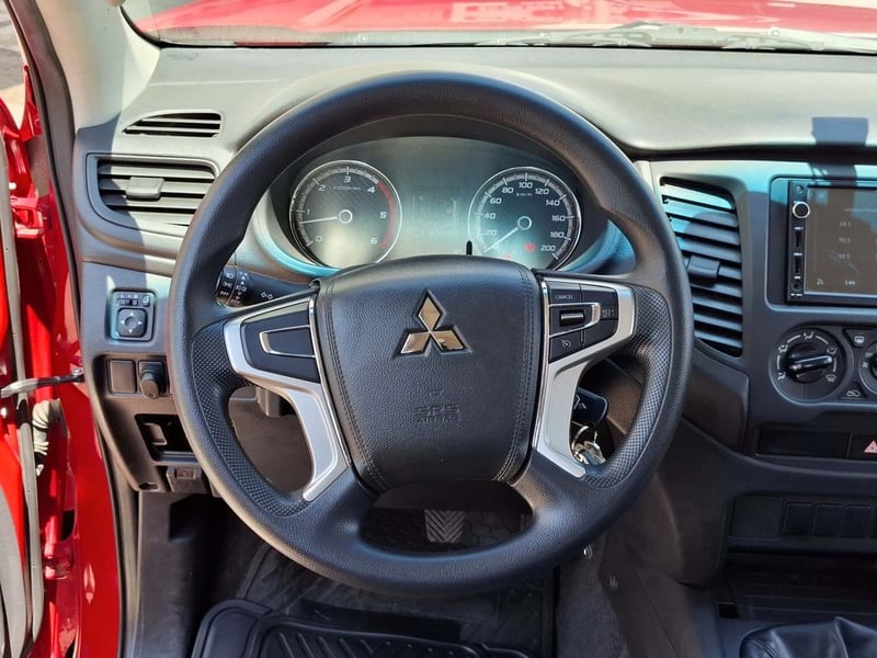 Mitsubishi L200 2.4 KATANA CR 4X2 MT 2023 - Imagen 17 de 20