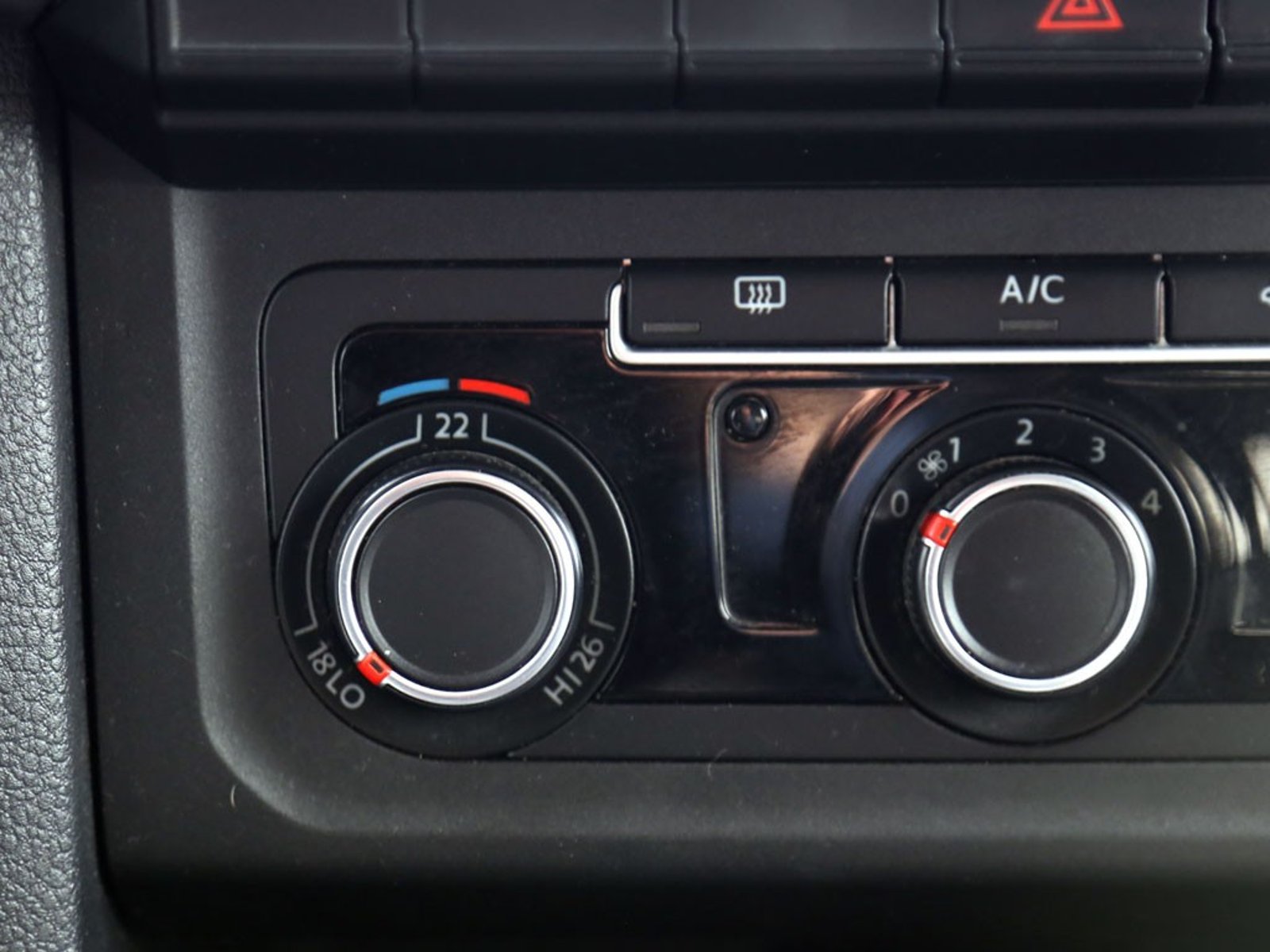 VOLKSWAGEN AMAROK 2.0 TREDLINE 4X4 MT 2023 - Imagen 18 de 20