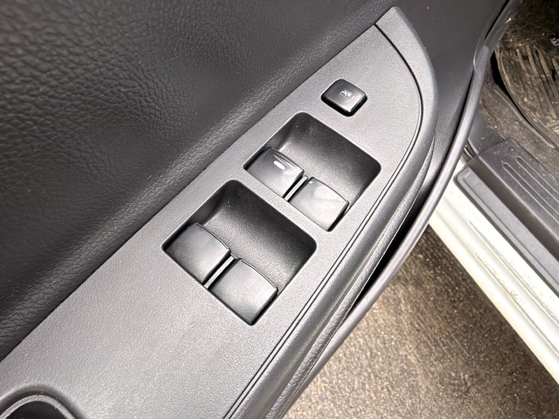 Mitsubishi L200 2.4 KATANA CR 2023 - Imagen 10 de 20