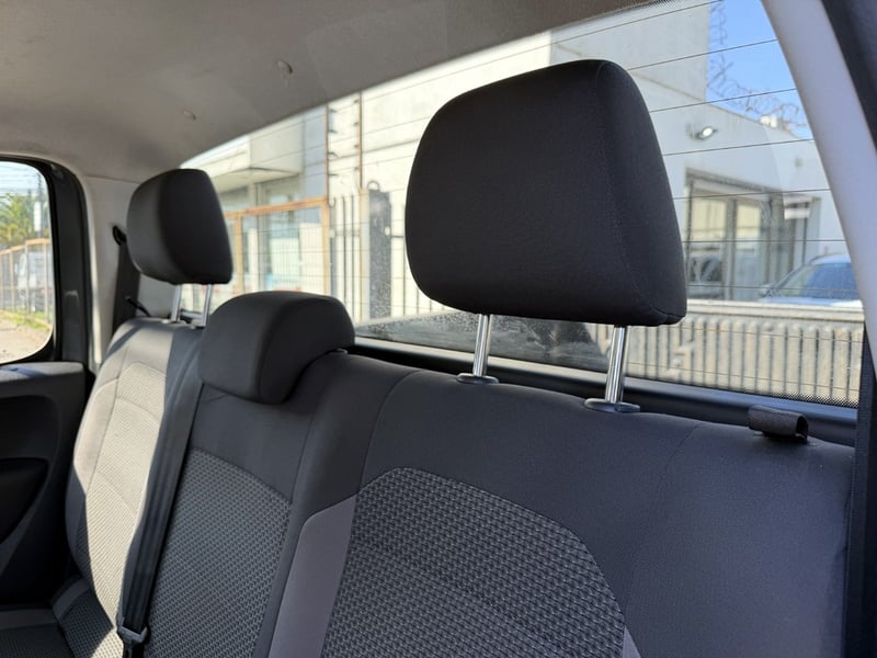 Volkswagen AMAROK 2.0 COMFORTLINE 4X4 AT 2023 - Imagen 19 de 20