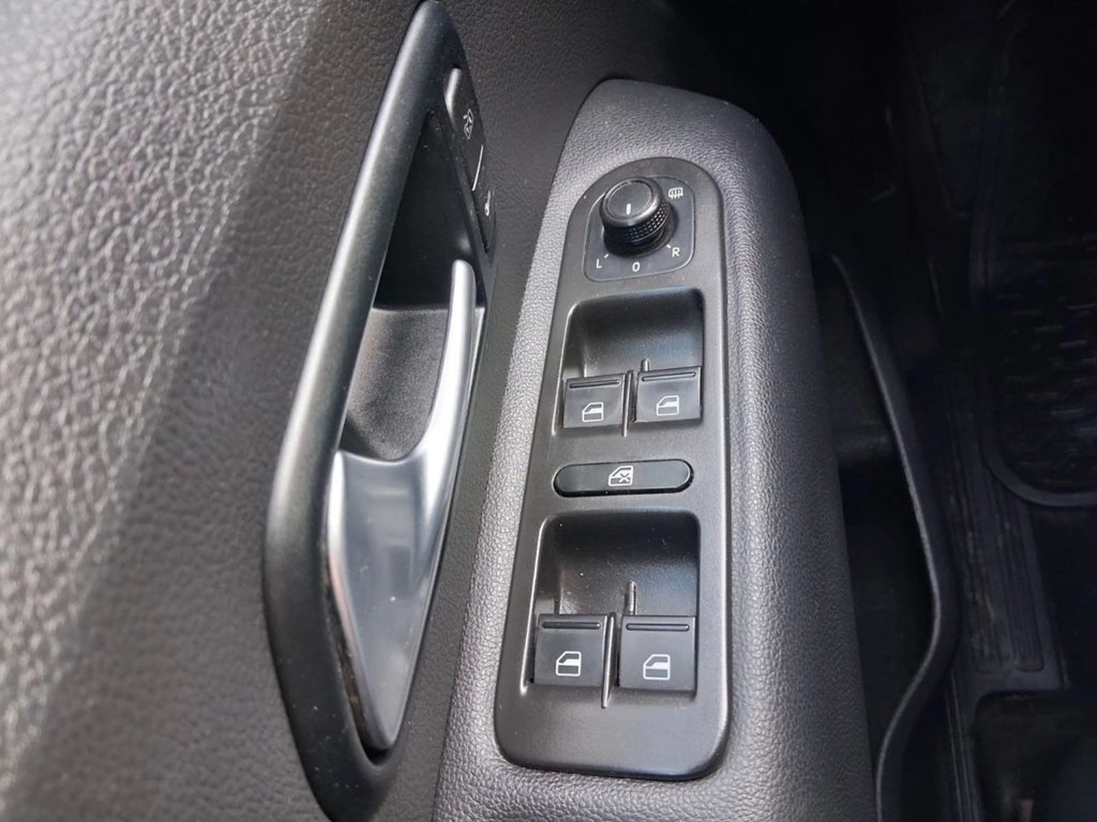VOLKSWAGEN AMAROK 2.0 COMFORTLINE TDI DOHC 4X4 2.0 AT 2023 - Imagen 16 de 20