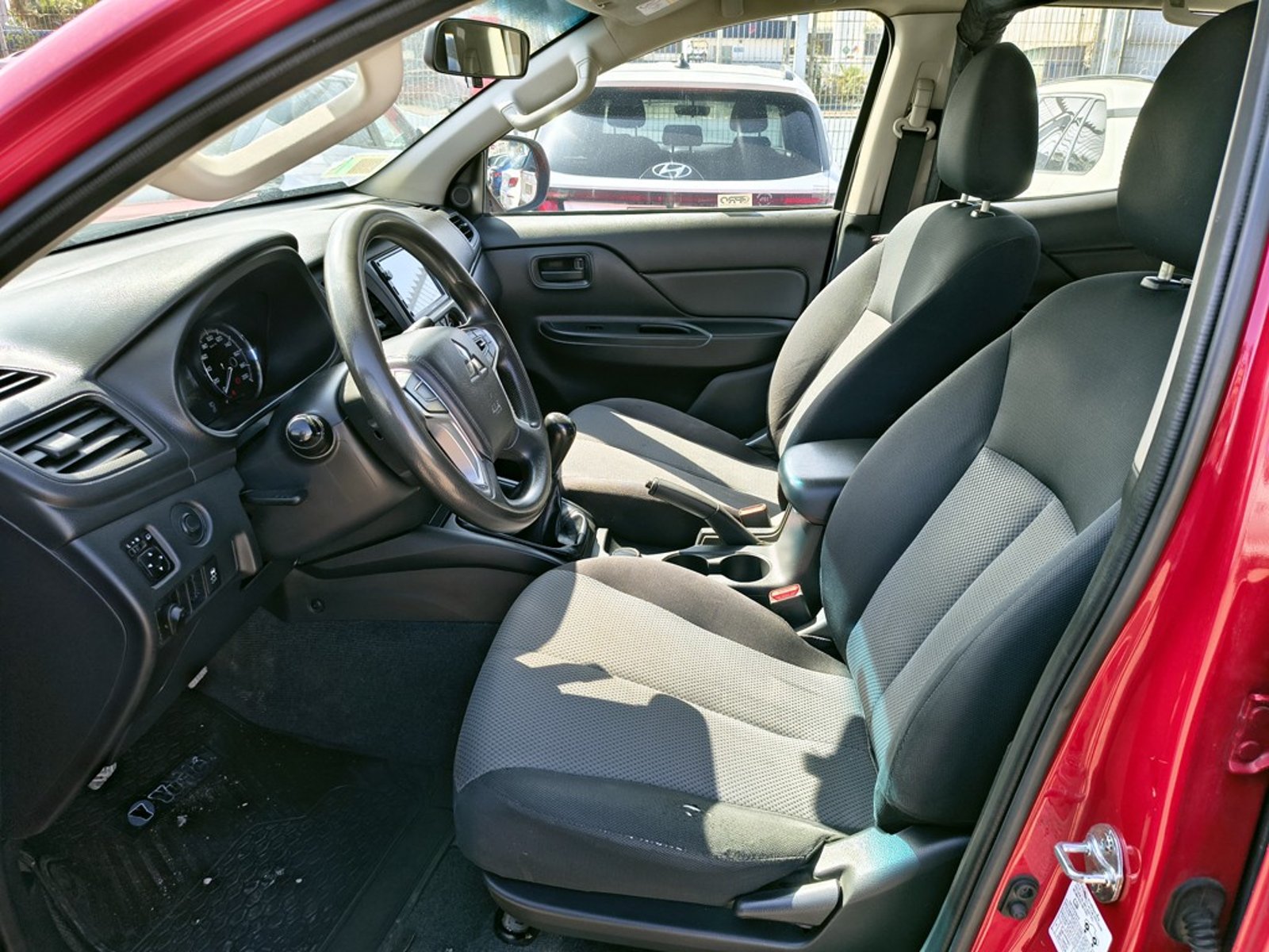 Mitsubishi L200 KATANA 2.4 Diesel 4x2 T/M 2022 - Imagen 10 de 20