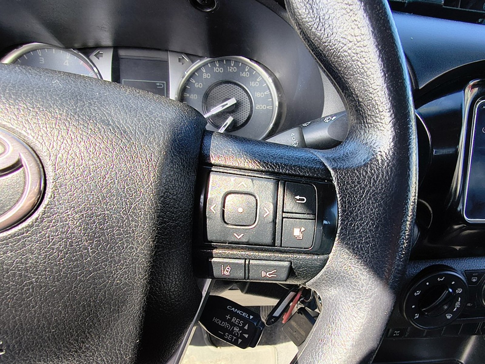 TOYOTA HILUX 2.4 DX 4X2 DIESEL MT 2023 - Imagen 12 de 18