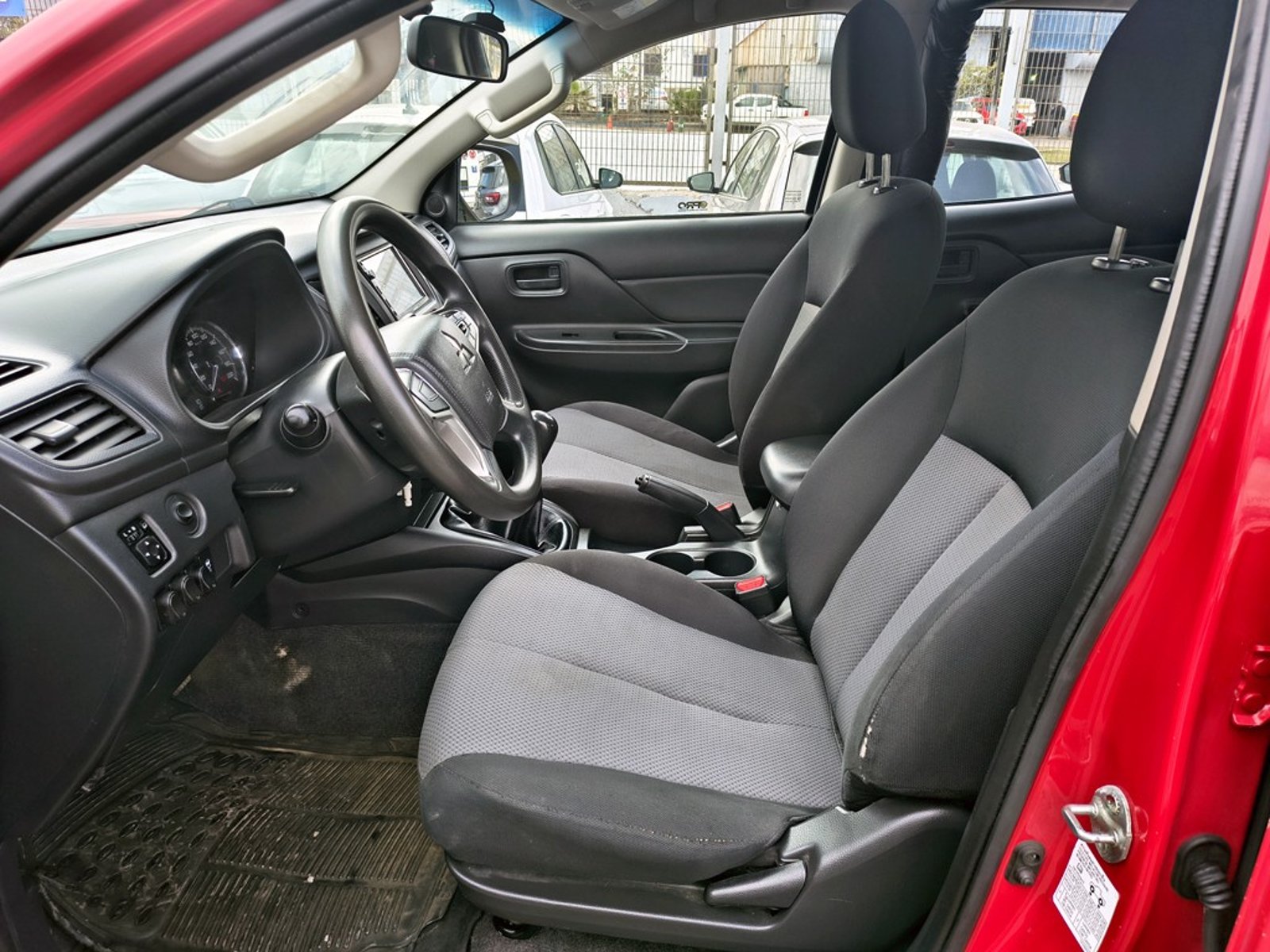 Mitsubishi L200 L200 KATANA 2.4 Diesel 4X2 T/M 2023 - Imagen 10 de 20