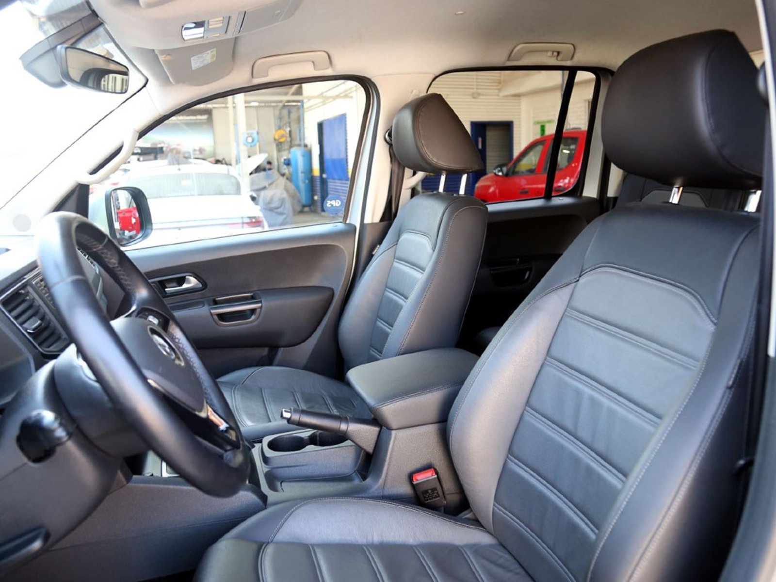 Volkswagen AMAROK 2.0 HIGHLINE DIESEL 4X4 DOB. CAB. AT 4P 2023 - Imagen 18 de 20