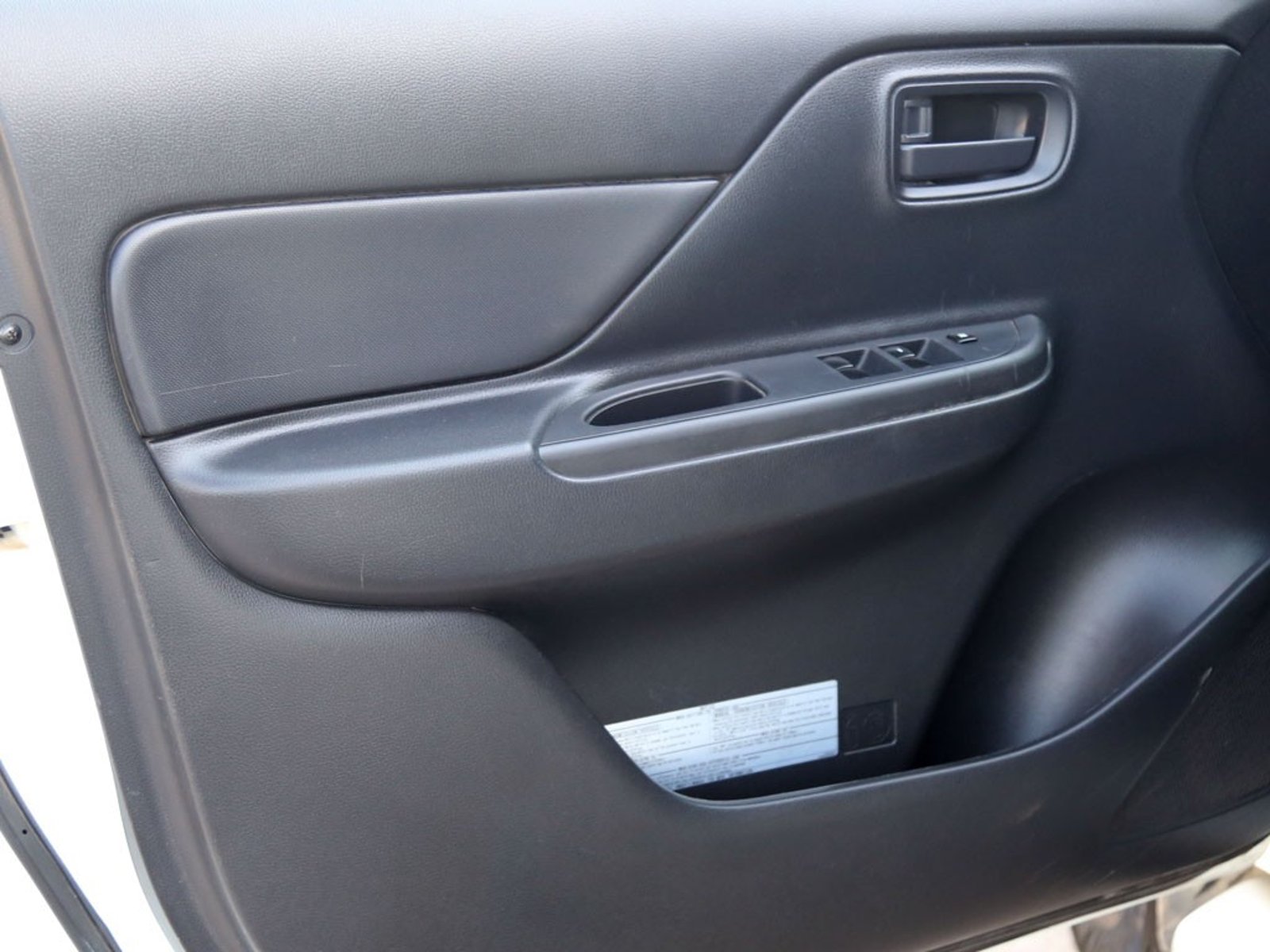 Mitsubishi L200 2.2 KATANA CRT MT 4X4 DIESEL 2024 - Imagen 17 de 20