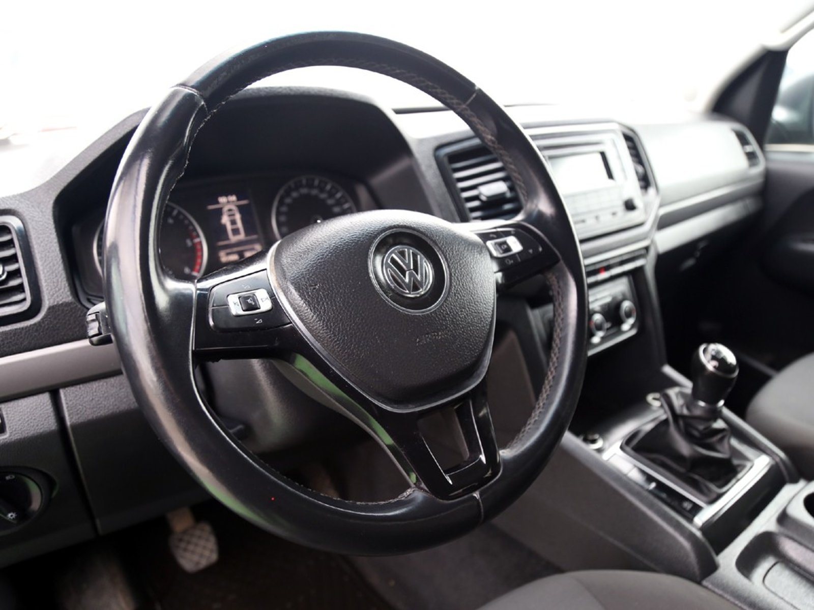 Volkswagen AMAROK TRENDLINE 4X2 2.0 MT 2023 - Imagen 13 de 20