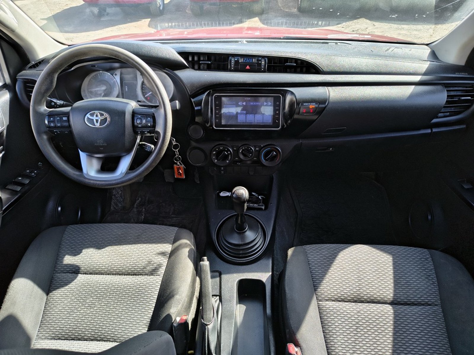 TOYOTA HILUX 2.4 DX 4X2 DIESEL MT 2024 - Imagen 14 de 18
