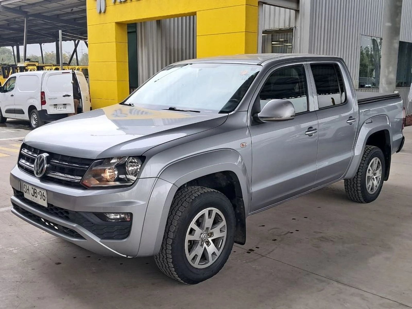 Volkswagen AMAROK COMFORTLINE 4X4 DC AT 2023 - Foto 2 de 20