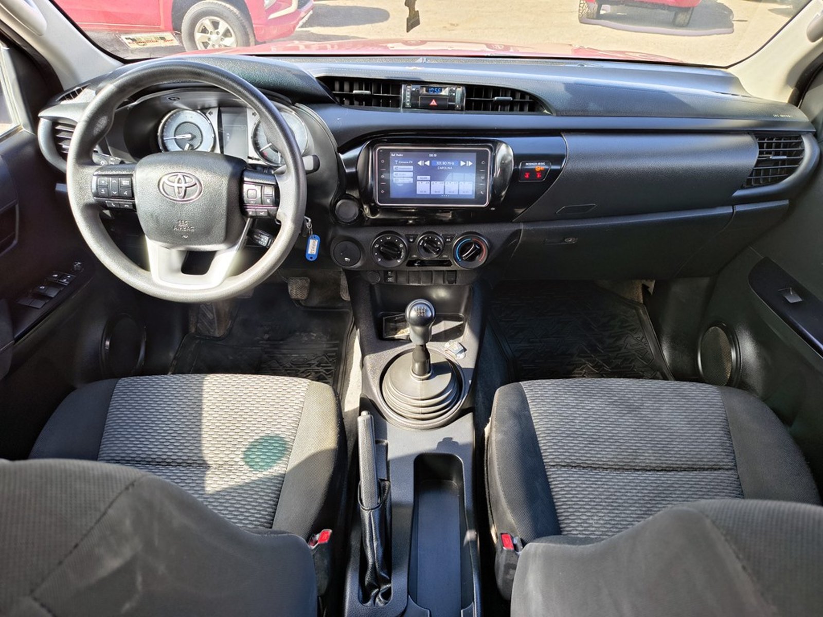 TOYOTA HILUX 2.4 DX 4X2 DIESEL MT 2023 - Imagen 13 de 16