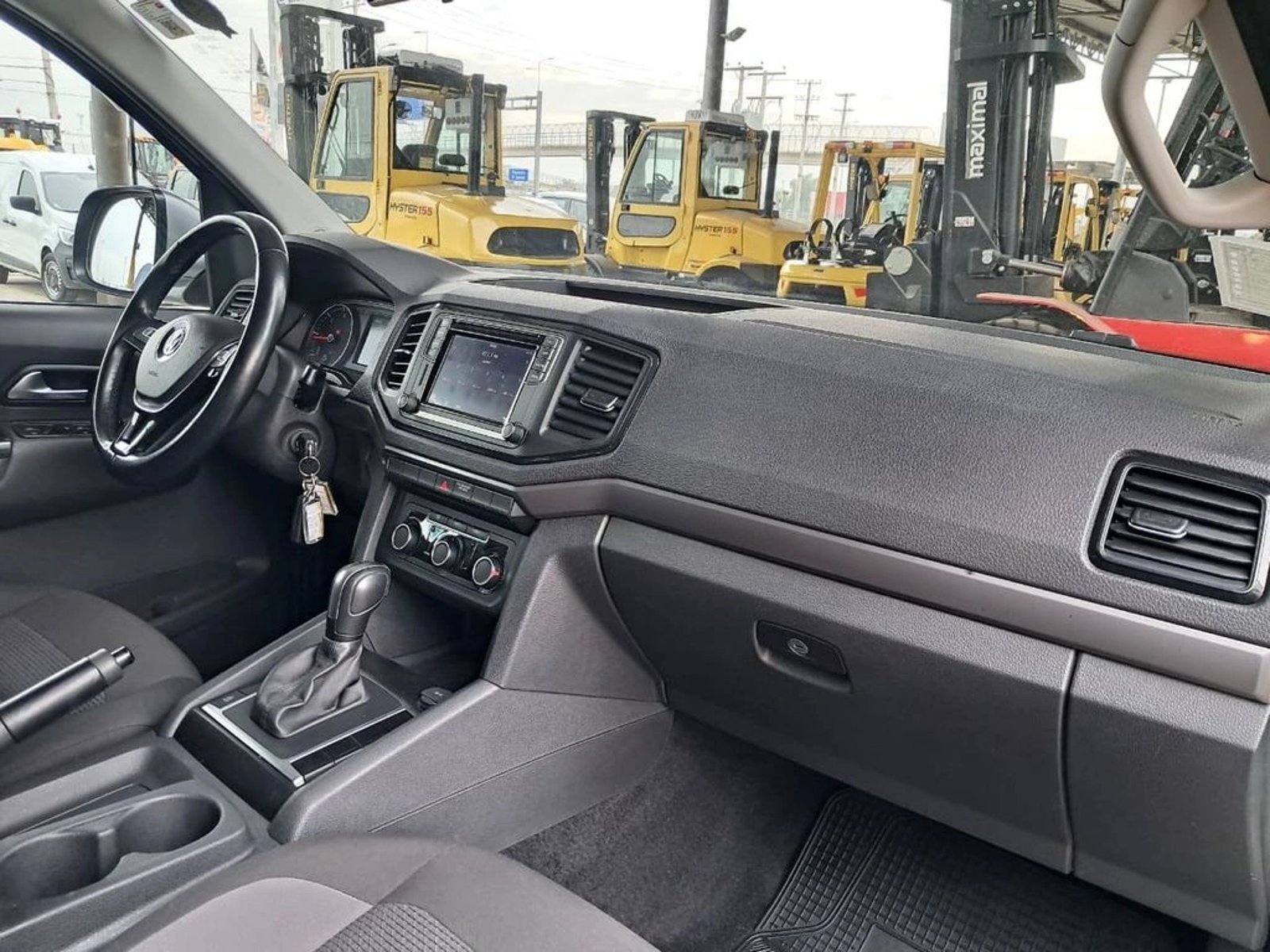 Volkswagen AMAROK COMFORTLINE 4X4 DC AT 2023 - Imagen 18 de 20
