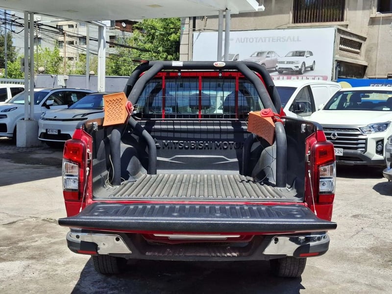 Mitsubishi L200 2.4 KATANA CR 4X2 MT 2023 - Imagen 9 de 20