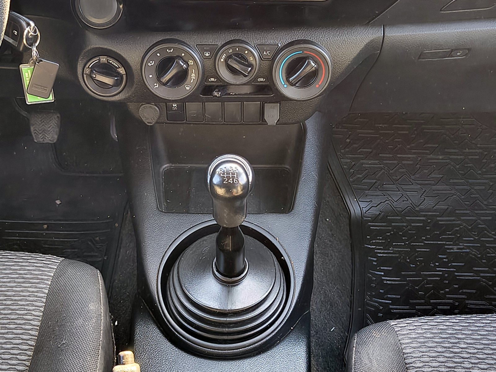 Toyota HILUX 2.4 Diesel 4x4 T/M 2024 - Imagen 18 de 20