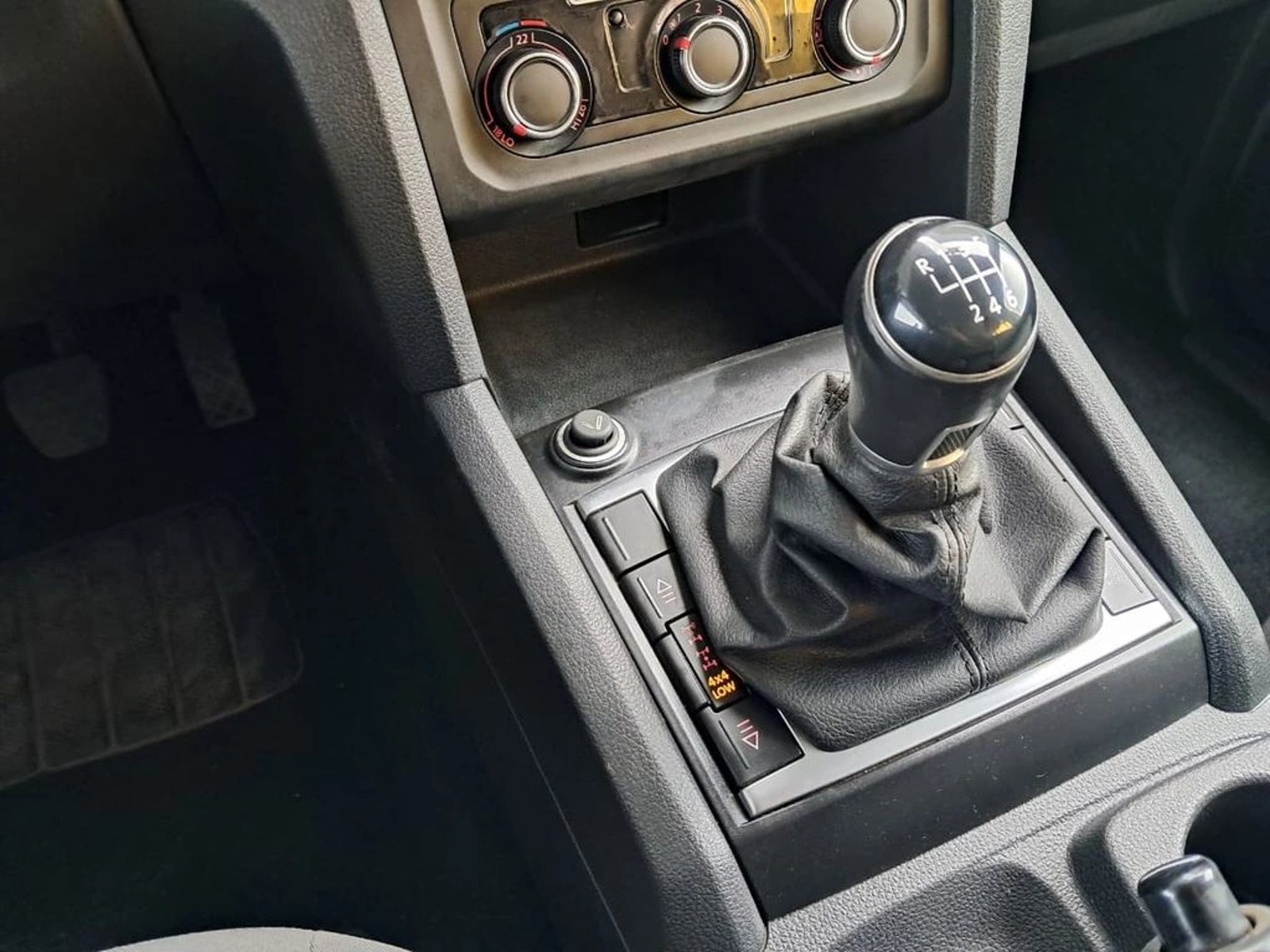 VOLKSWAGEN AMAROK TRENDLINE 2.0 4X4 MT 2023 - Imagen 18 de 19