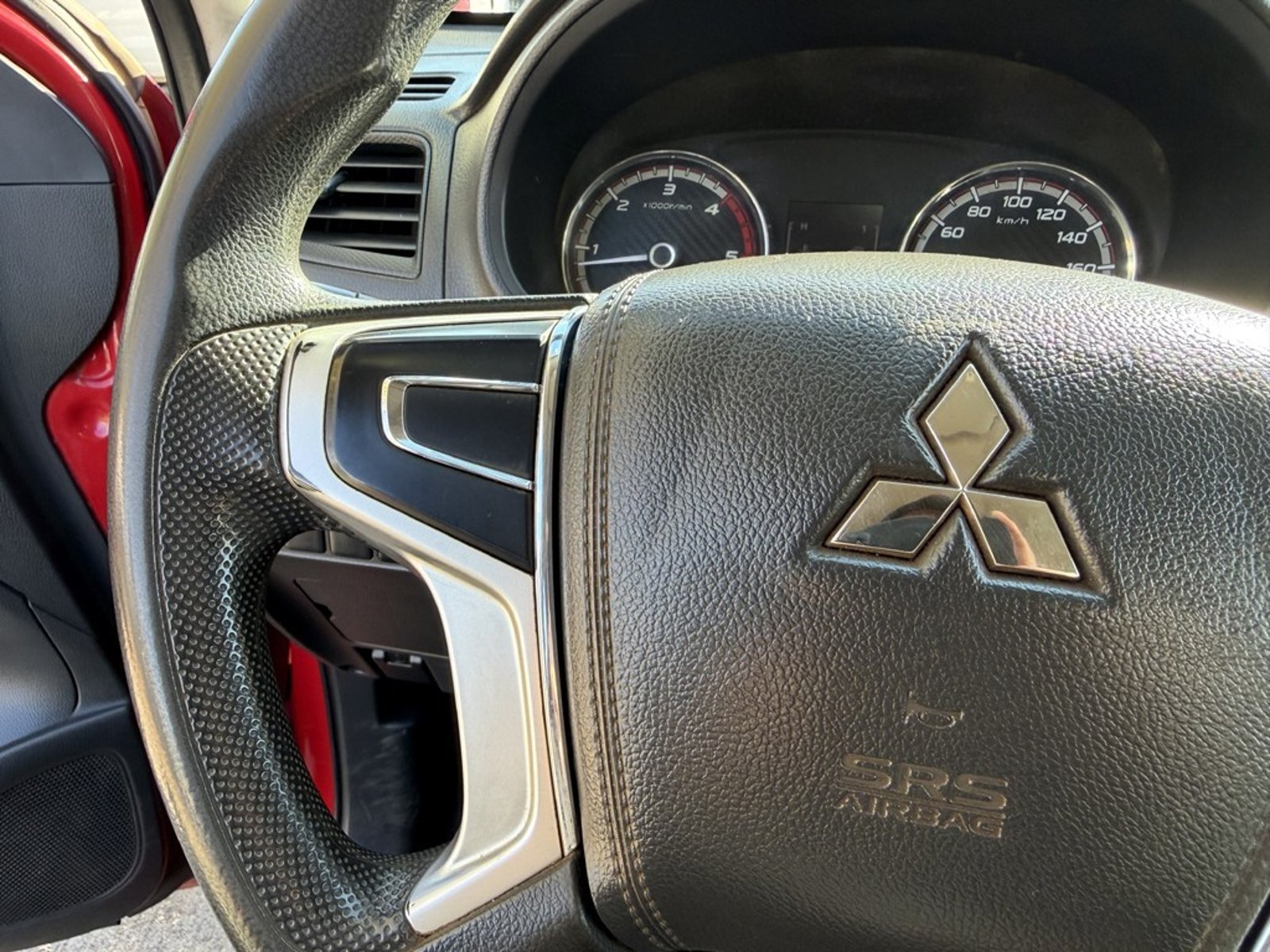 Mitsubishi L200 2.4 KATANA CRT 4X4 MT 2023 - Imagen 17 de 20
