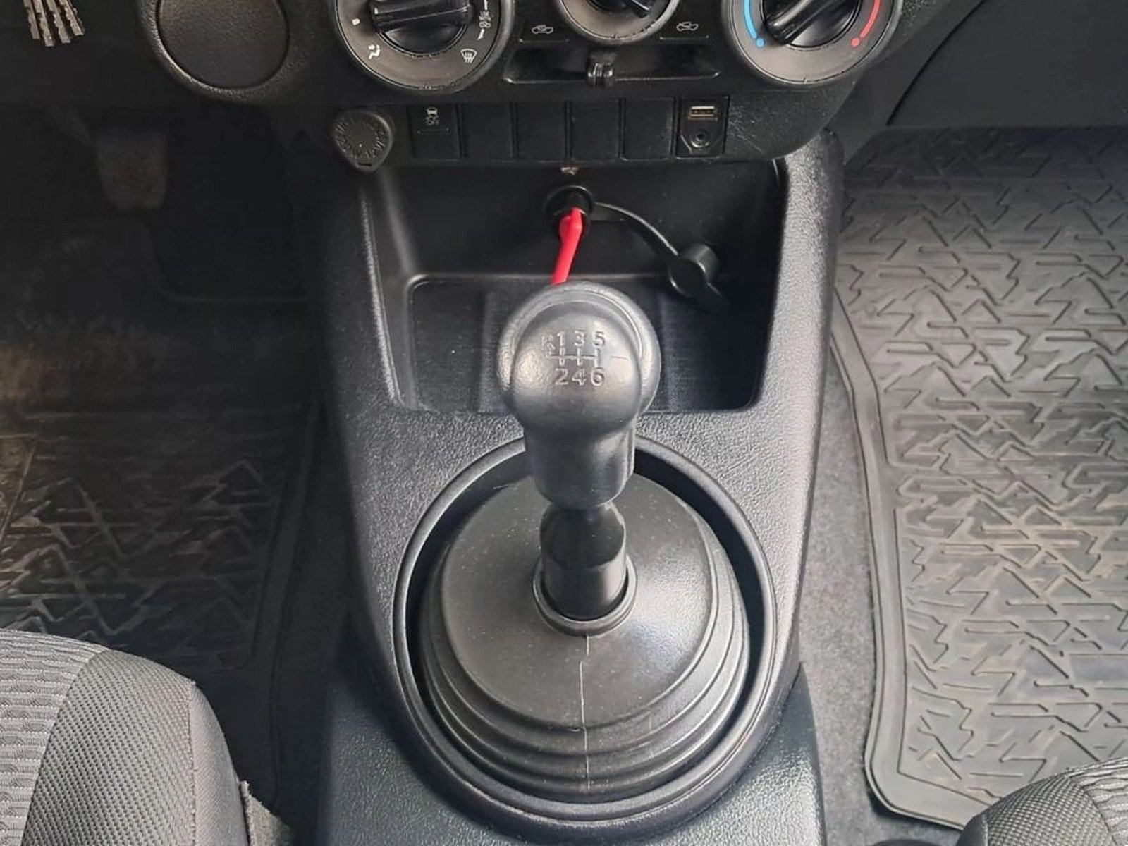 Toyota HILUX 2.4 DX 4X2 MT 2023 - Imagen 18 de 19