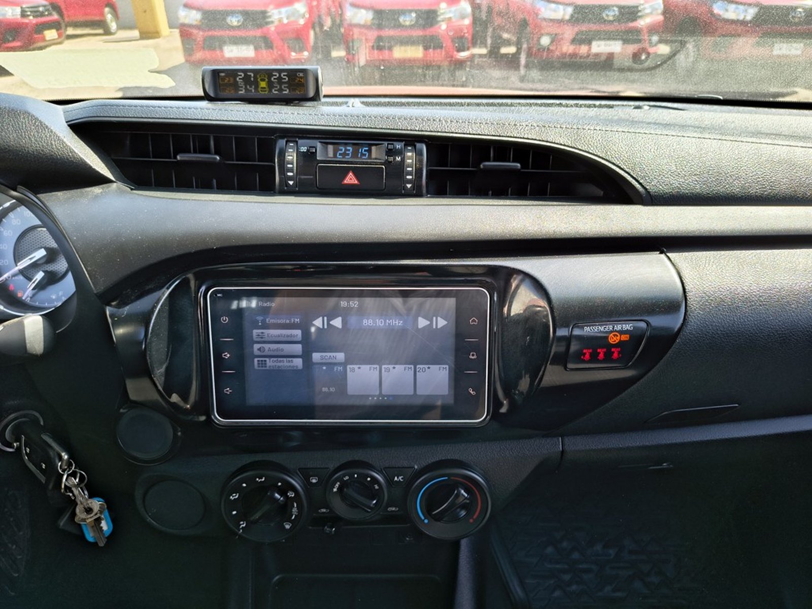 TOYOTA HILUX 2.4 DX 4X2 DIESEL MT 2023 - Imagen 15 de 18