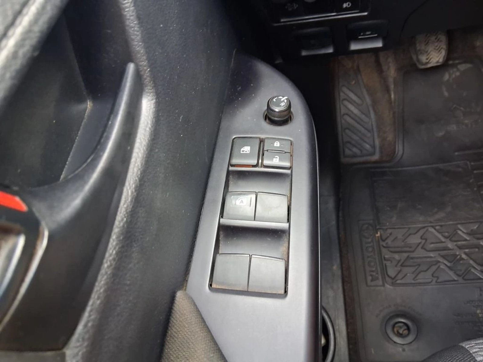 TOYOTA HILUX 2.4 DX DIESEL 4X2 DOB. CAB. MT 4P 2022 - Imagen 17 de 19