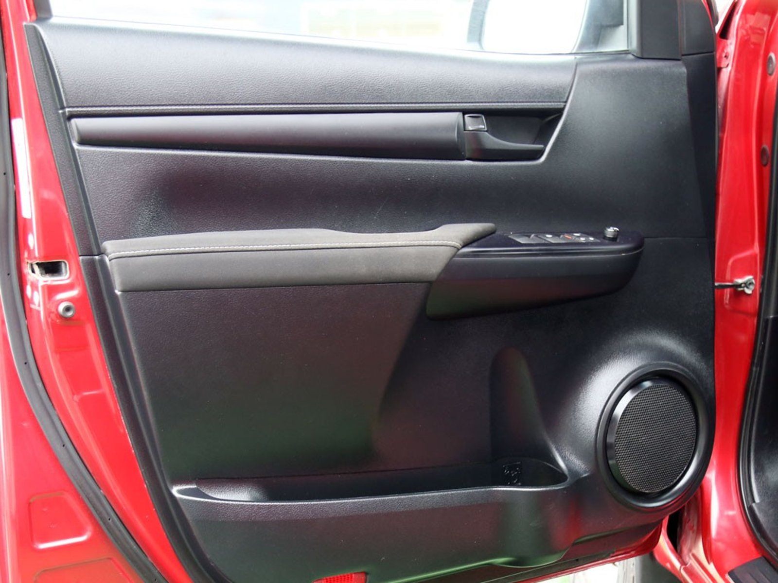TOYOTA HILUX 2.4 TSS MT 4X2 DIESEL 2024 - Imagen 9 de 17