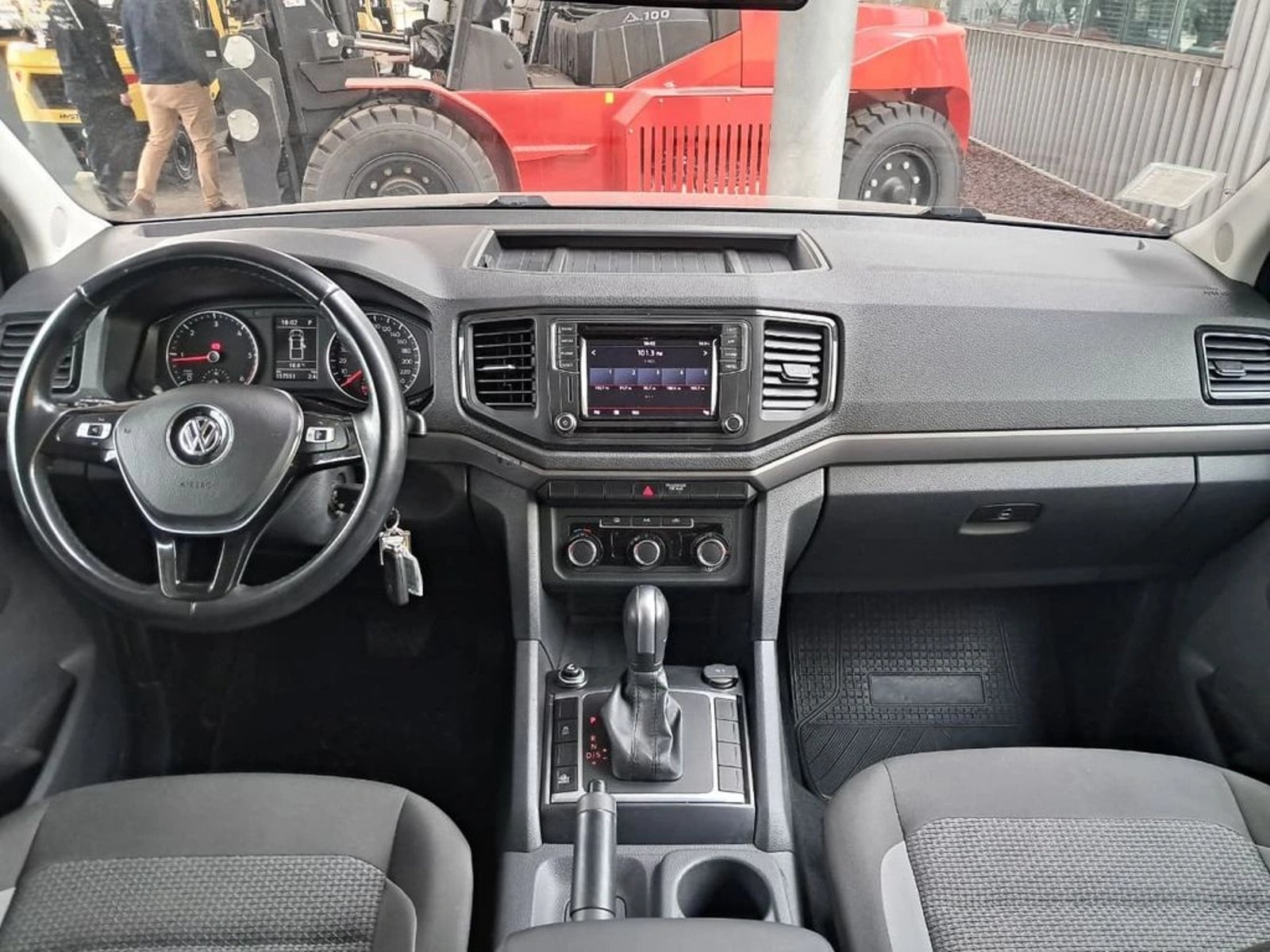 Volkswagen AMAROK COMFORTLINE 4X4 DC AT 2023 - Imagen 19 de 20