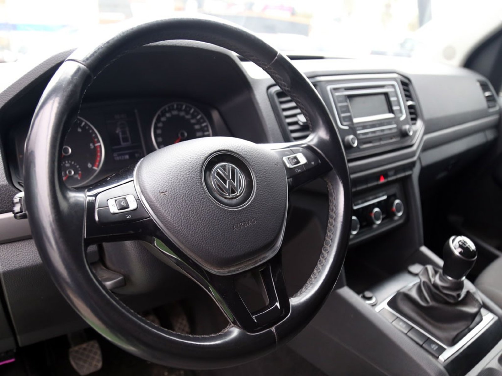 Volkswagen AMAROK TRENDLINE 2.0 DIESEL 4X2 T/M 2023 - Imagen 12 de 20