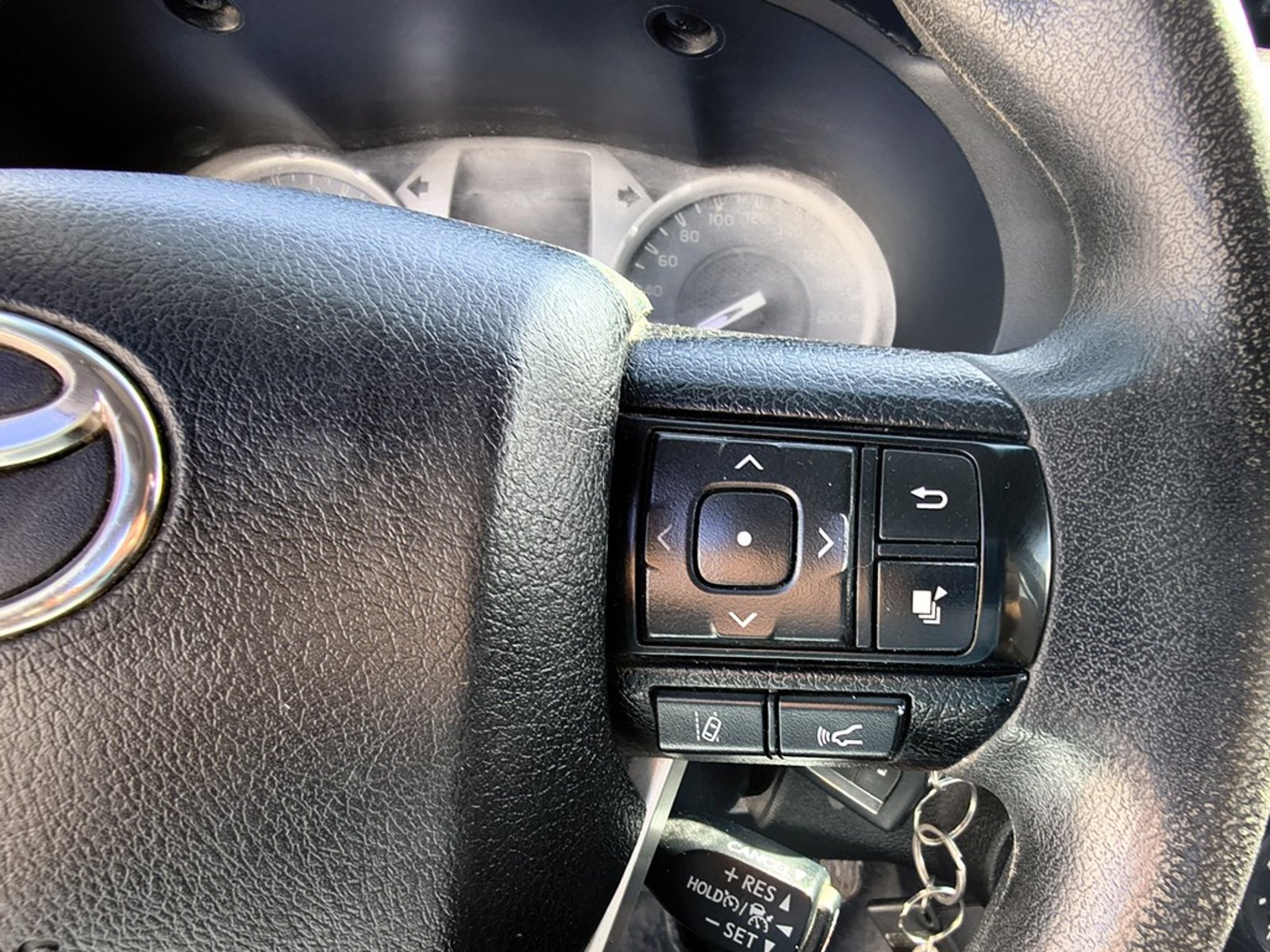TOYOTA HILUX 2.4 DX 4X2 DIESEL MT 2024 - Imagen 12 de 18