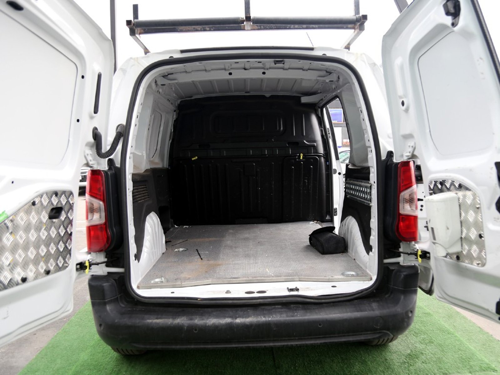 Citroën BERLINGO BLUEHDI 1.5 2024 - Imagen 8 de 20