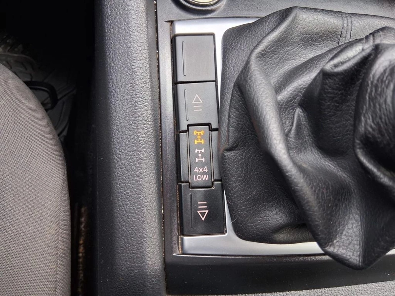 VOLKSWAGEN AMAROK 2.0 TRENDLINE MT 4X4 DIESEL 2022 - Imagen 17 de 20