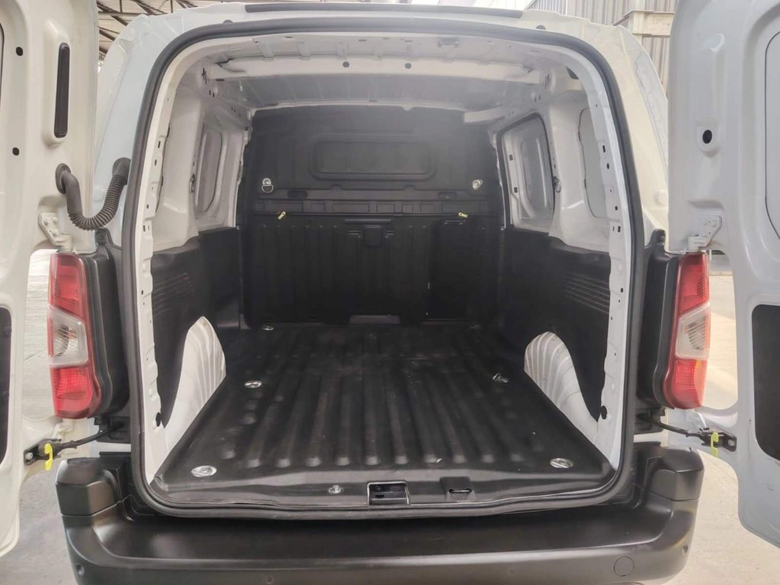 Peugeot PARTNER 1.5 L1 HDI  4X2 MT 5P 2023 - Imagen 9 de 15