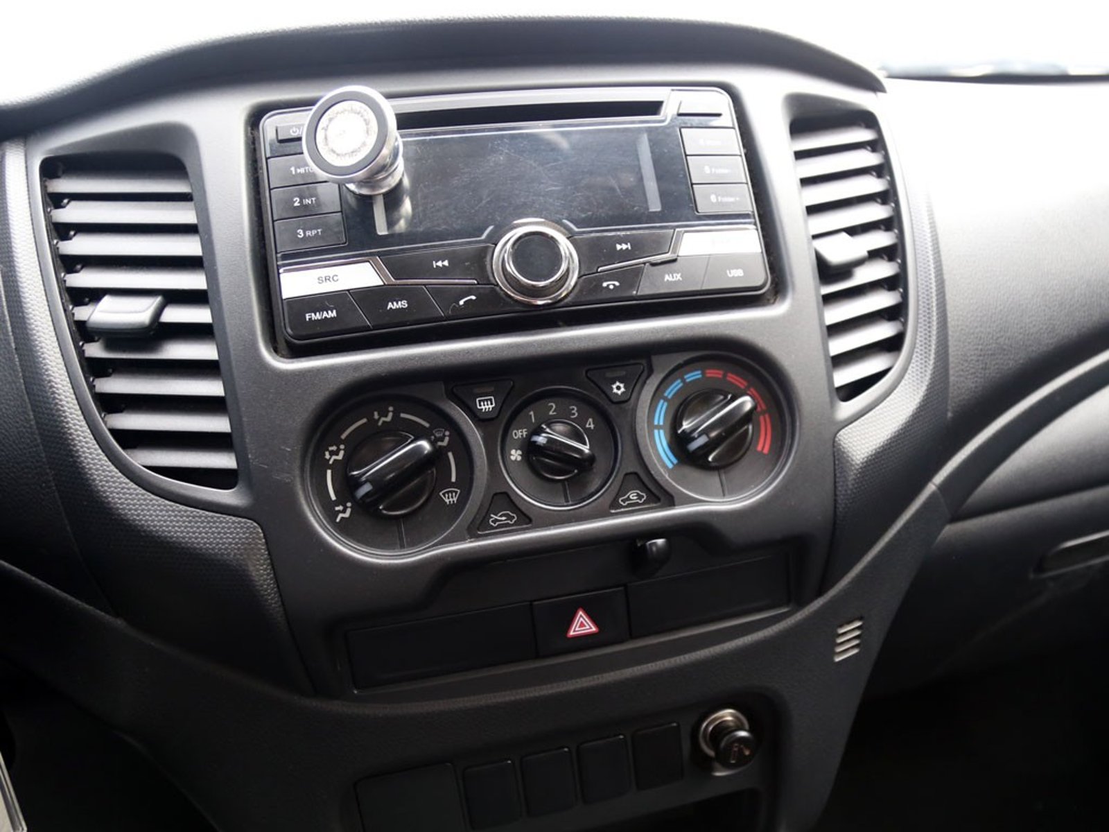 Mitsubishi L200 2.4 KATANA CR MT 4X2 DIESEL 2022 - Imagen 14 de 20