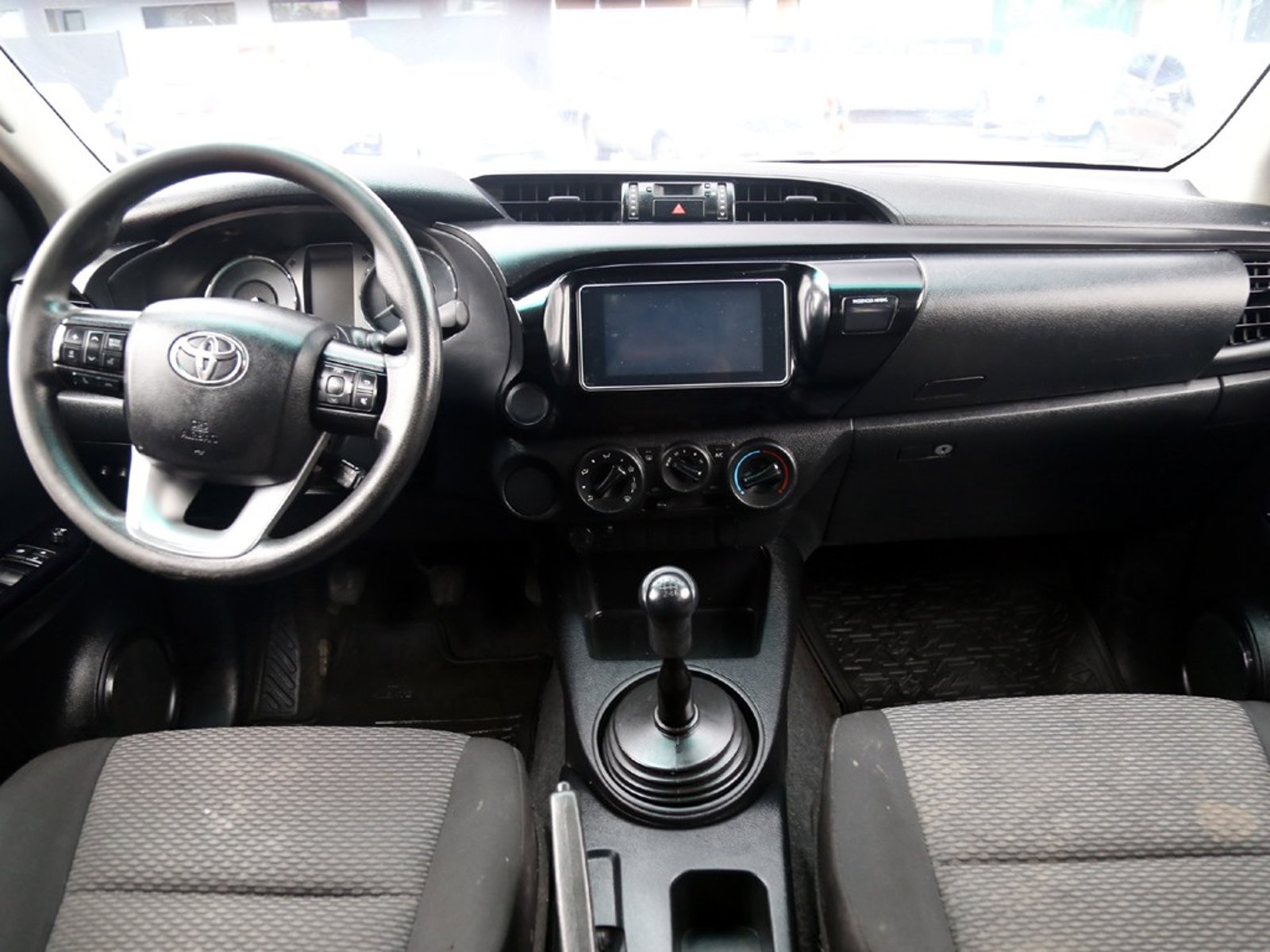 TOYOTA HILUX 2.4 DX 4x2 MT 2023 - Imagen 16 de 20
