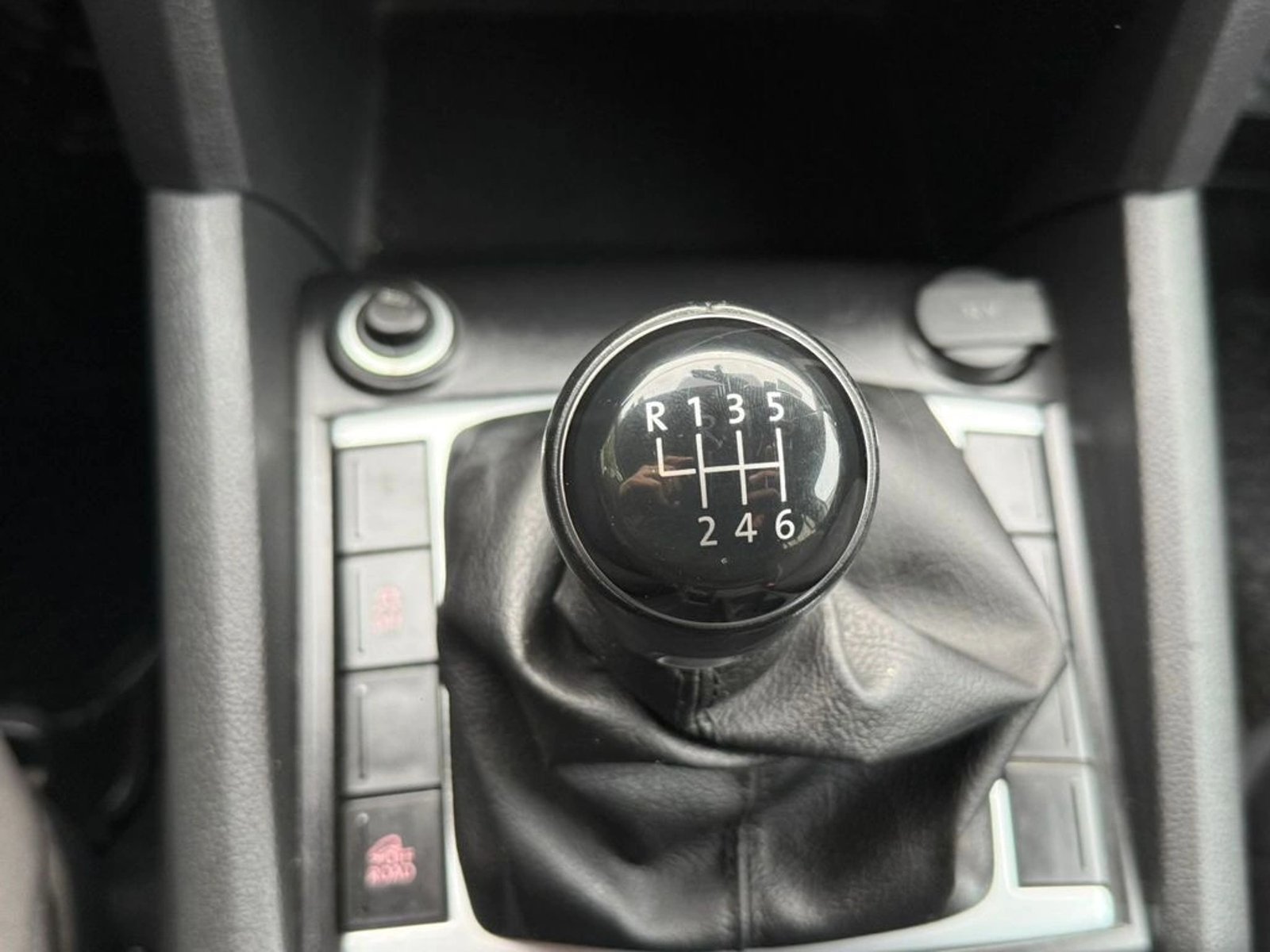 VOLKSWAGEN AMAROK 2.0 TRENDLINE 4X2 MT 2023 - Imagen 15 de 18