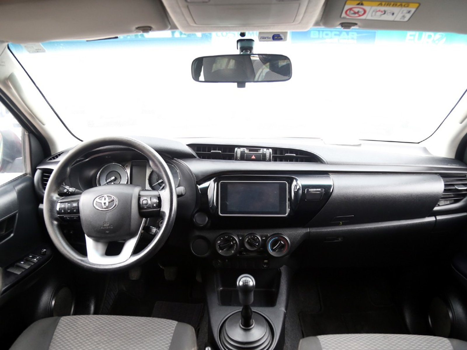 TOYOTA HILUX 2.4 SR 4X2 MT 2023 - Imagen 17 de 20