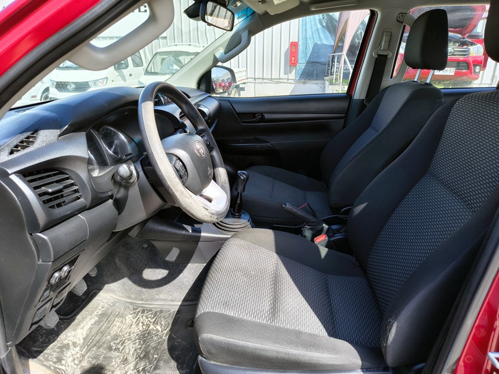 TOYOTA HILUX 2.4 DX 4X2 DIESEL MT 2023 - Imagen 9 de 18