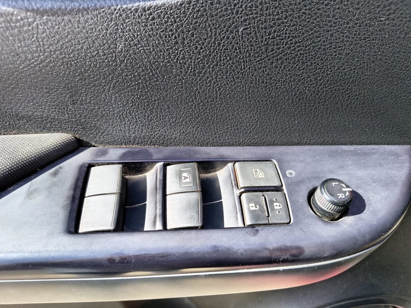 TOYOTA HILUX 2.4 DX 4X2 DIESEL MT 2023 - Imagen 8 de 19