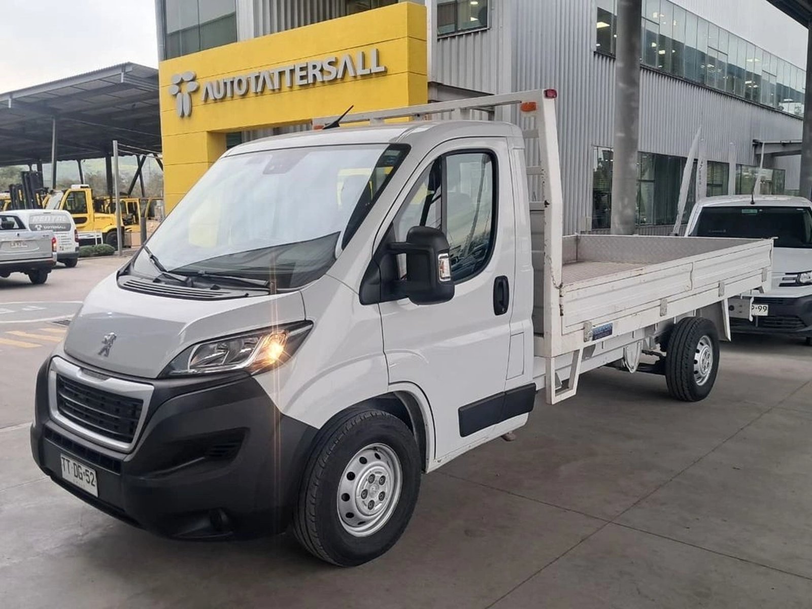 Peugeot BOXER L3 2.2 PICKUP CABINA SIMPLE 2025 - Foto 2 de 18
