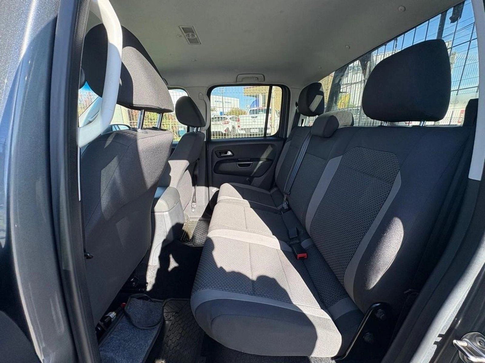 VOLKSWAGEN AMAROK TRENDLINE 4X2 MT 2023 - Imagen 11 de 13